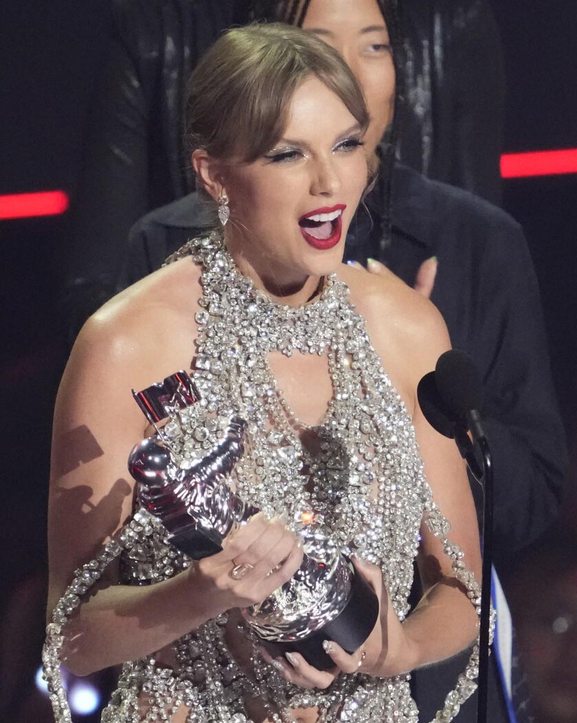 WORLDMUSICAWARD's tweet photo. #taylorswift's #AllTooWellTheShortFilm has reached #1 on the US iTunes music video chart after winning 3 Moon Persons for #Videooftheyear, #BestLongformVideo and #BestDirection at the VMAs! 💪💥🥇🇺🇸🎵🎶🎥📈🏆🏆🏆👑💛 https://t.co/pHQD7wKLV4
