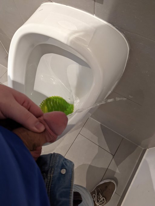 Argh, who can help me with my aim?? 🙄 #publicpiss #pissmarking https://t.co/OpugQaci5Q<a href="/tag/publicpiss"class="tags">#publicpiss</a><a href="/tag/pissmarking"class="tags"><span>#pissmarking</span></a>