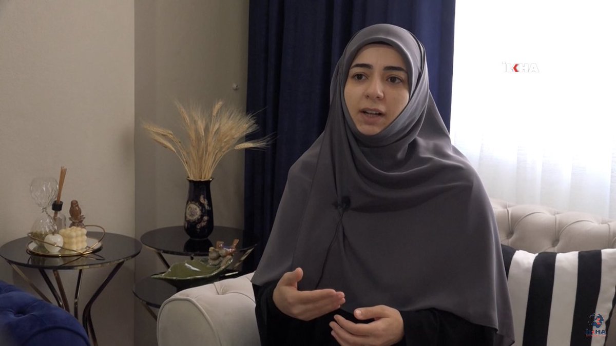 🗣 Tesettür Seferberliği Platformu YK üyesi Rümeysa Demir: “Tesettür sektörü acilen modaya değil Allah’ın rızasına uygun kıyafetler üretmelidir. Bir çarşaf, başörtüsü bile özel tasarım denilerek üstelik fahiş fiyatlara satılıyor. İnsanlar bunlara mecbur bırakılıyor.”