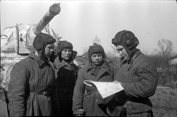 Tank Archives on Twitter: "T-34 crew at a field briefing, 183rd Tank