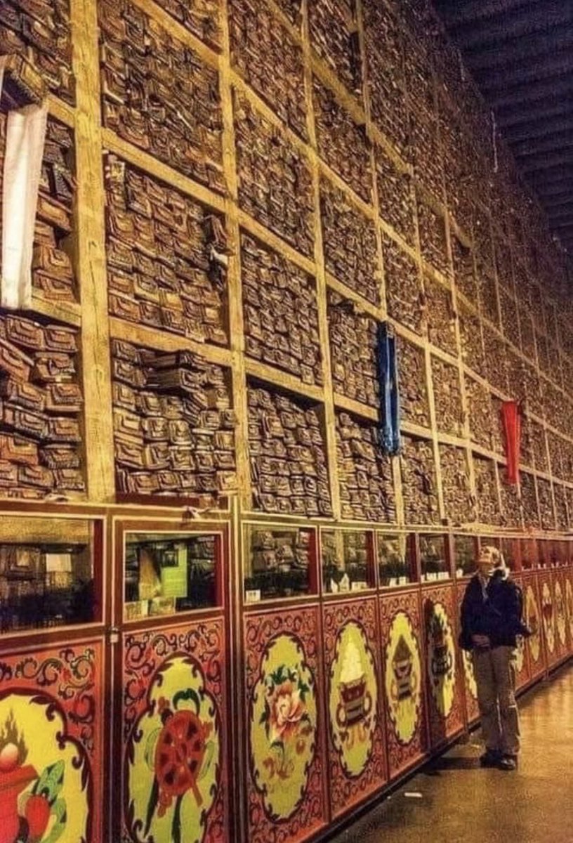 Nel 2003, in Tibet è stata scoperta un'immensa biblioteca contenente 84.000 manoscritti, inclusa la storia dell'umanità per oltre 1000 anni.

I rotoli sono stati trovati nel Monastero di Sakya, dietro un muro lungo 60 metri e alto 10 metri.