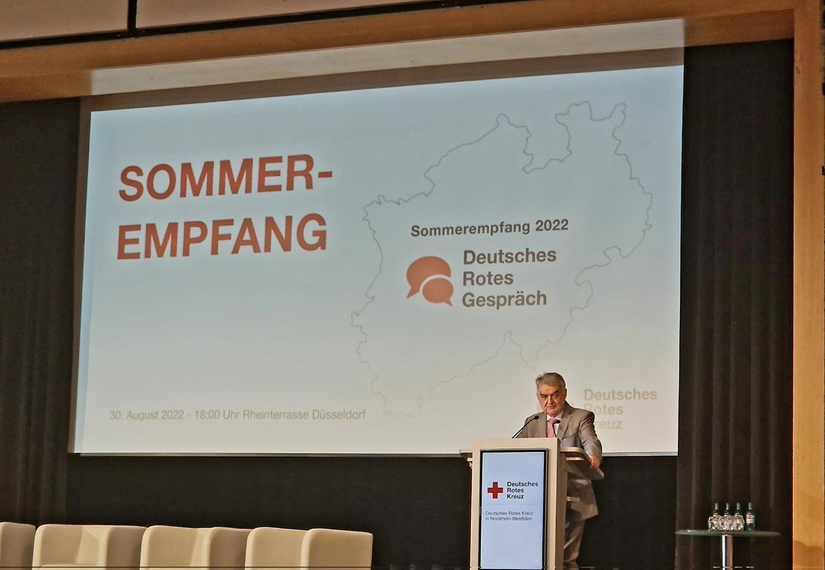 Sommerempfang des #DRK in #NRW. IM <a href="/hreul/">Herbert Reul</a> betont die Wichtigkeit ehrenamtlichen Engagements im Katastrophenschutz 🙏 #Ehrenamt #engagiertinNRW
