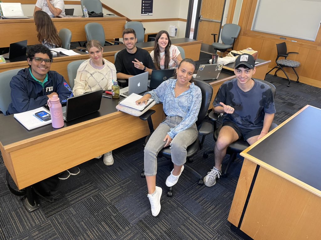 AlejoU1534's tweet photo. #WeAreFIU Go Panthers! https://t.co/SFDMNlVejB
