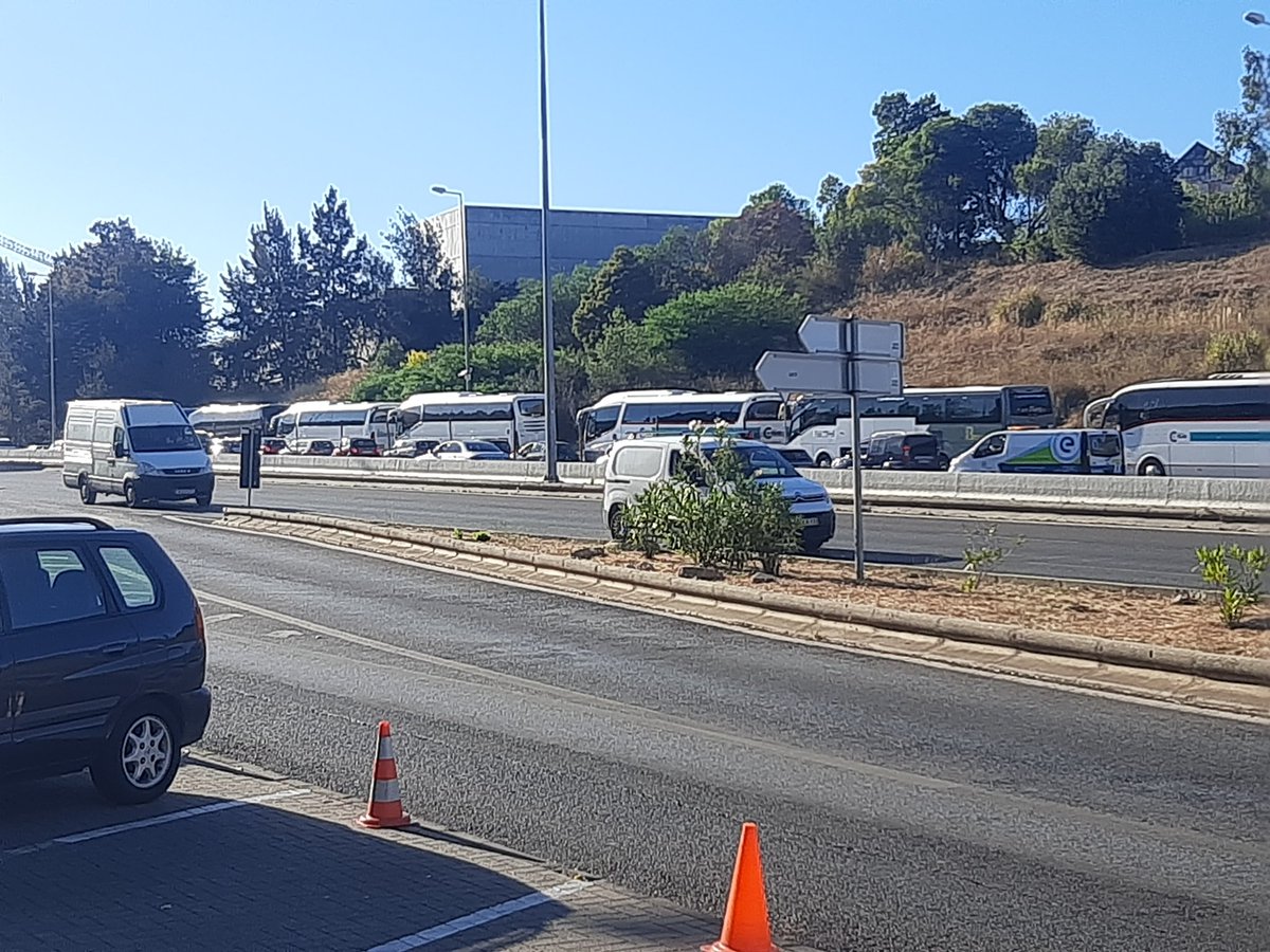 A fila de autocarros que trazem Benfiquistas de todo o país numa terça-feira é incrível. Há que valorizar isto, pq quem é de Lisboa tem tanta sorte...em 10 mins pus-me no estádio.