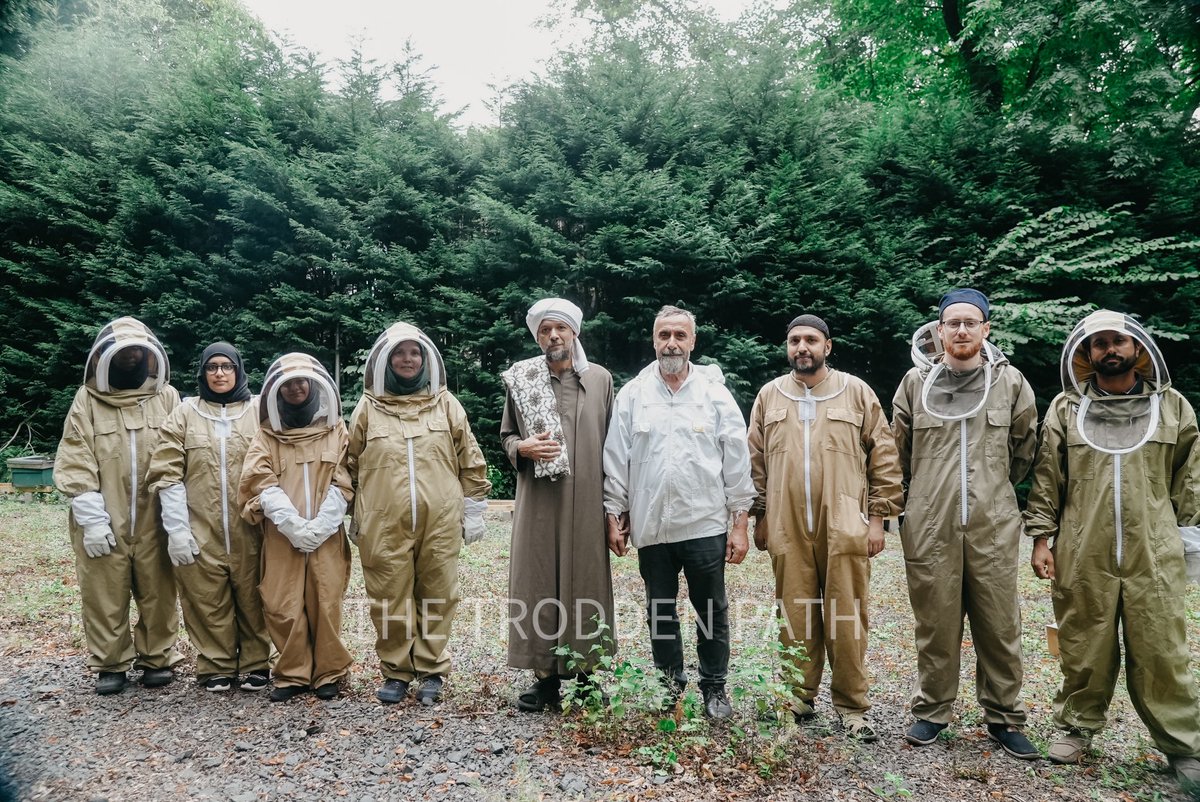 Mustafa_mount's tweet photo. Habib Kazim al-Saqqaf with Prof. Ryad Alsous, an expert and renowned beekeeper who heads the beekeeping at Mustafa Mount 🐝
Prof. Ryad took out some fresh honey from one of the hive for Habib Kazim to try out 🍯
@Habib_Kazim 
 
#mustafamount #greensvilletrust #honey #beekeeping https://t.co/Csw7LRxWNg