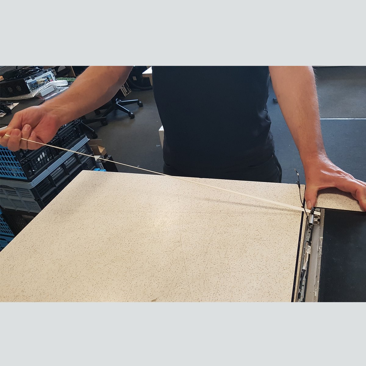LaptopFixBerlin's tweet photo. Displaytausch. Da, so ein kleiner Pinorreck (1).  vorsichtig hochziehen (2), gaanz langsam länger (3) noch läääääääääänger (4). Flupp, das Display ist lose. Wirklich, gaaaaaaaanz langsam. Reißt der Posterstrip = Arbeit mit Hammer und Brecheisen.

#laptopfix #hardware #posterstrip https://t.co/O7liXJfUH9