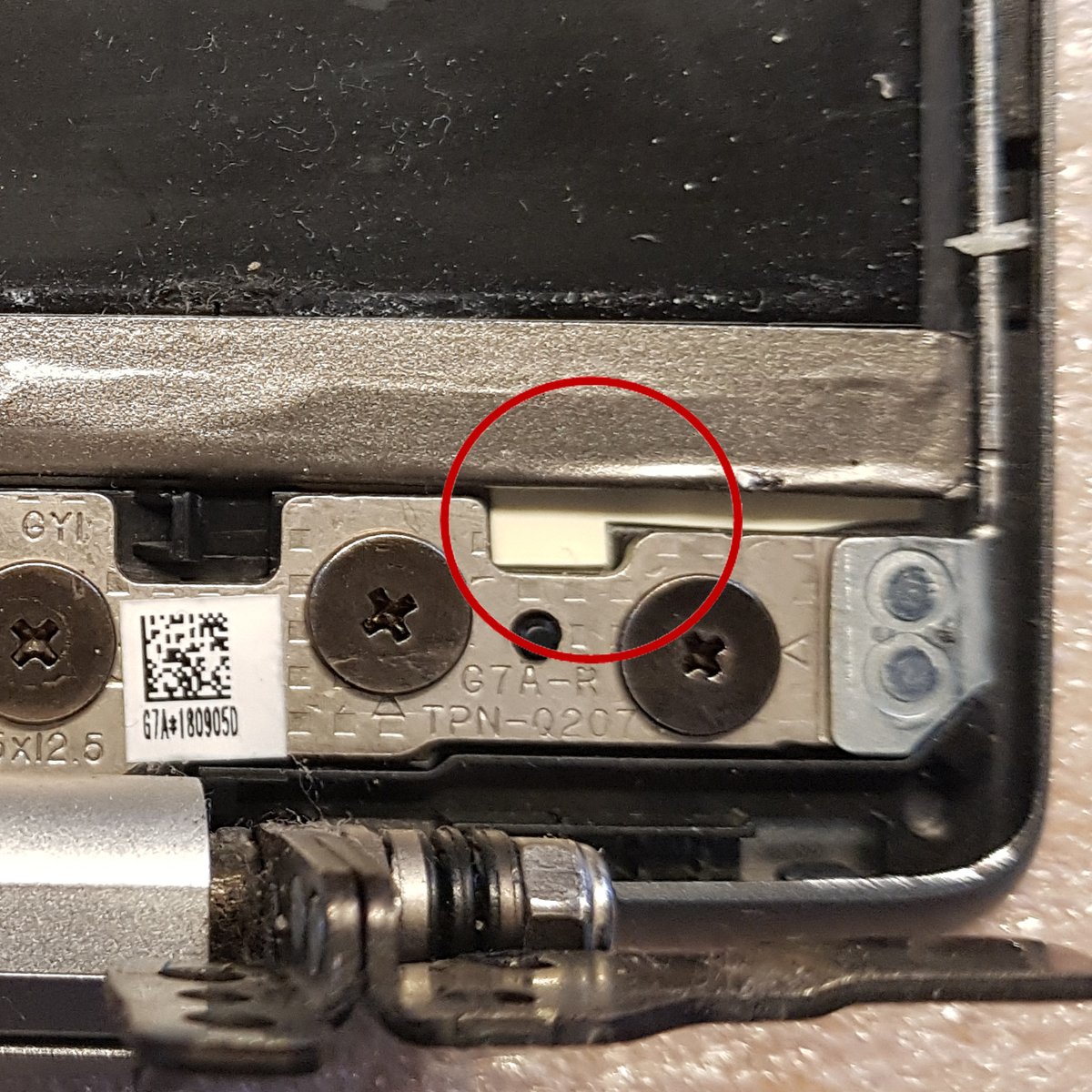 LaptopFixBerlin's tweet photo. Displaytausch. Da, so ein kleiner Pinorreck (1).  vorsichtig hochziehen (2), gaanz langsam länger (3) noch läääääääääänger (4). Flupp, das Display ist lose. Wirklich, gaaaaaaaanz langsam. Reißt der Posterstrip = Arbeit mit Hammer und Brecheisen.

#laptopfix #hardware #posterstrip https://t.co/O7liXJfUH9