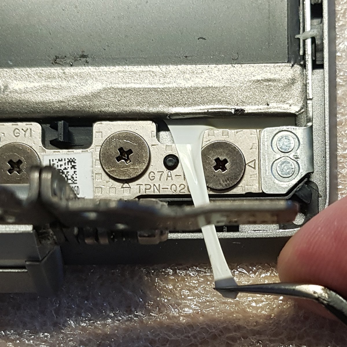 LaptopFixBerlin's tweet photo. Displaytausch. Da, so ein kleiner Pinorreck (1).  vorsichtig hochziehen (2), gaanz langsam länger (3) noch läääääääääänger (4). Flupp, das Display ist lose. Wirklich, gaaaaaaaanz langsam. Reißt der Posterstrip = Arbeit mit Hammer und Brecheisen.

#laptopfix #hardware #posterstrip https://t.co/O7liXJfUH9