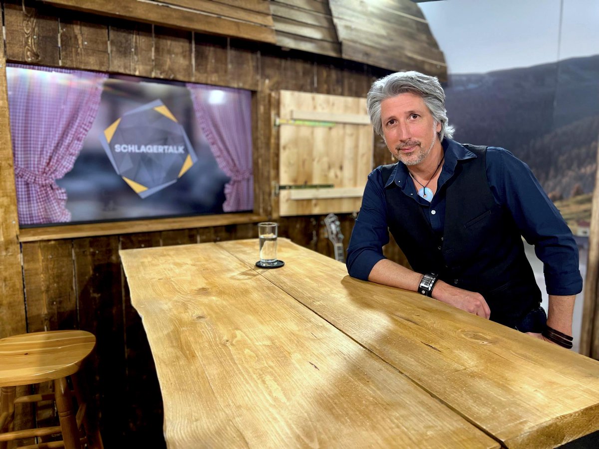 Neues Studio, mehr Sendezeit, Live-Musik: #RogerDeWin’s «Schlager-Talk» auf #TELETOP wird zum Event! Wer wohl die ersten Gäste sind? Premiere: am So., 4.9., 18.15 Uhr. #schlager #talk #tv #schweiz