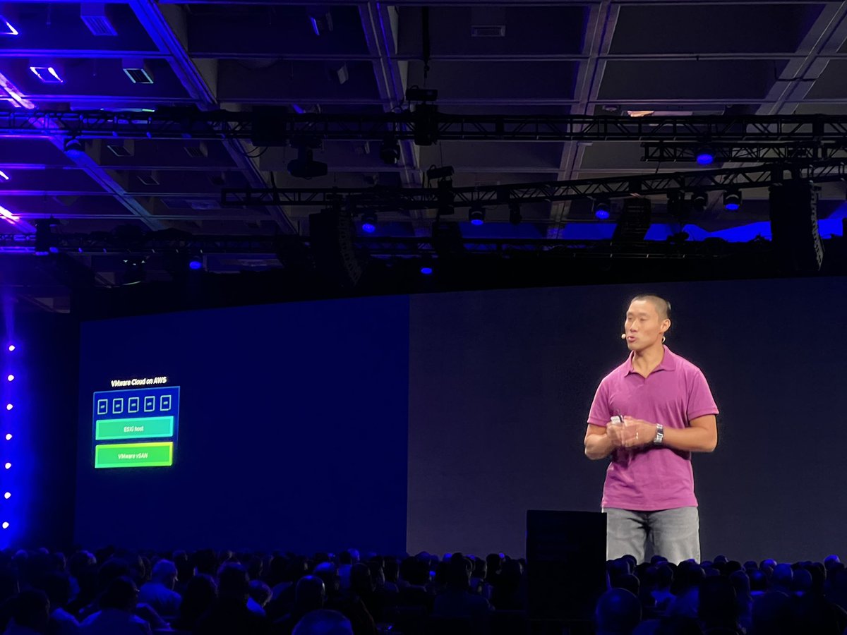 narayanModernZ's tweet photo. Proud to see our own community superstar @lamw on the keynote stage talking about #VMWonAWS https://t.co/qxCQoKOdjX