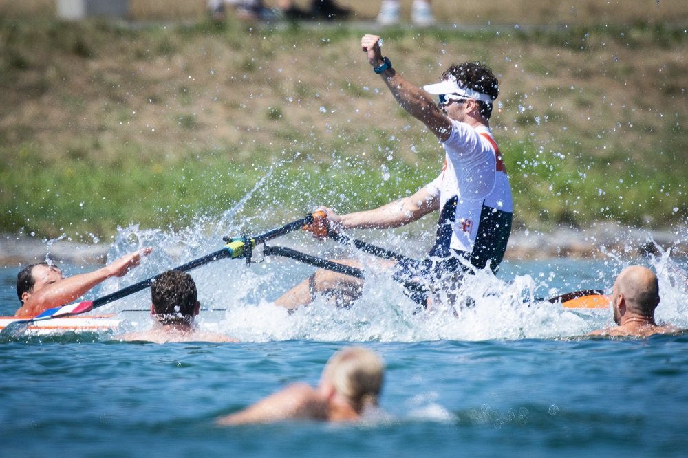 Sportpers (@sportpers1) on Twitter photo NSP SPORTFOTO VD WEEK Een vreugde-uitbarsting in het water op de EK roeien in München. In de skiff versloeg Melvin Twellaar zowel olympisch kampioen Stefanos Ntoukas als wereldkampioen en thuisfavoriet Oliver Zeidler, legde <a href="/MerijnSoeters/">Merijn Soeters</a> vast. NSP SPORTFOTO VD WEEK Een vreugde-uitbarsting in het water op de EK roeien in München. In de skiff versloeg Melvin Twellaar zowel olympisch kampioen Stefanos Ntoukas als wereldkampioen en thuisfavoriet Oliver Zeidler, legde <a href="/MerijnSoeters/">Merijn Soeters</a> vast.
