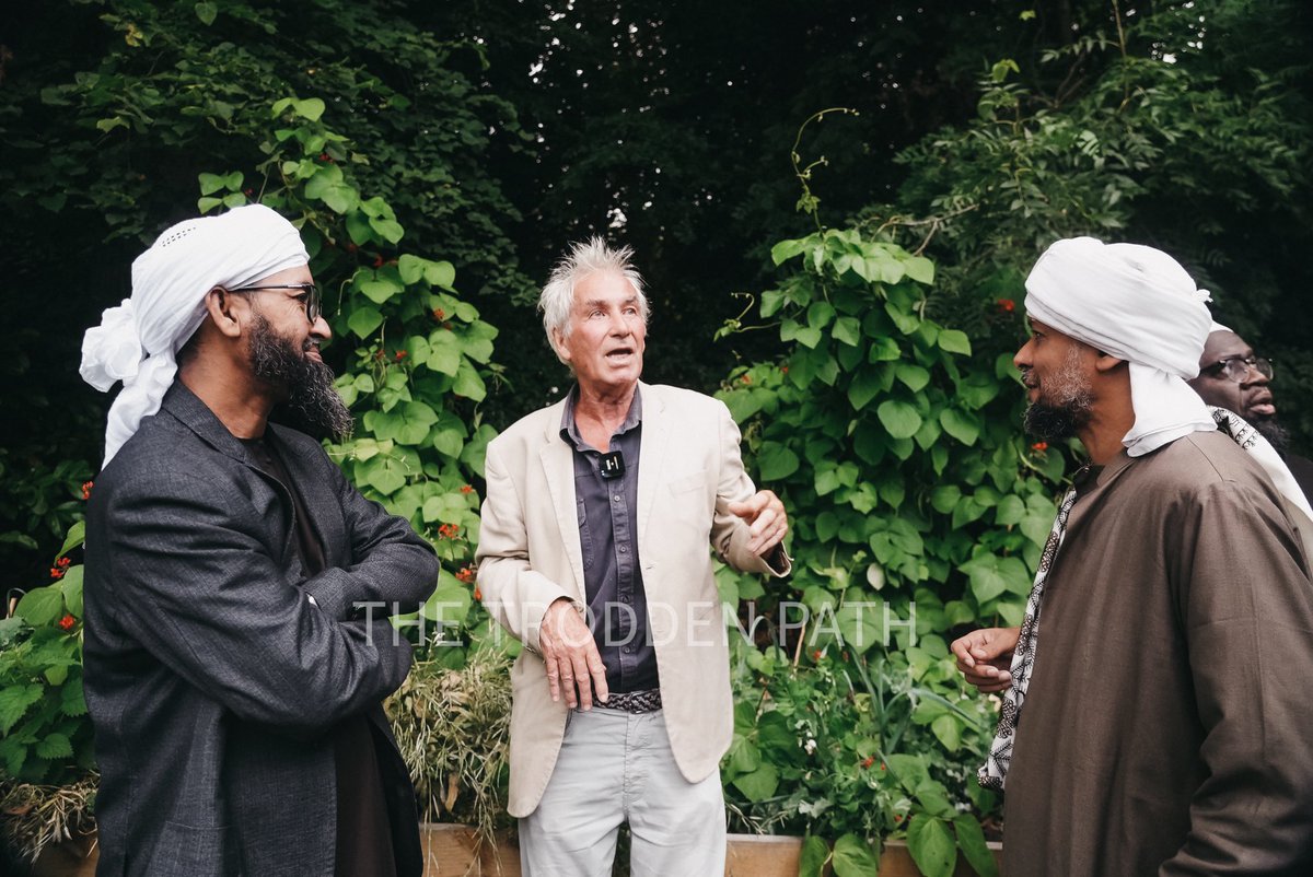 Mustafa_mount's tweet photo. al-Habīb Kazim al-Saqqaf &amp; Shaykh Mohammed Haddamin visit the School of traditional Husbandry headed by Anthony Milroy on the grounds of Mustafa Mount. 
Both scholars shared their in-depth knowledge with the students of husbandry in their respective lands. 
🌱🧅🍅 @Habib_Kazim https://t.co/2L9QIBDM5B