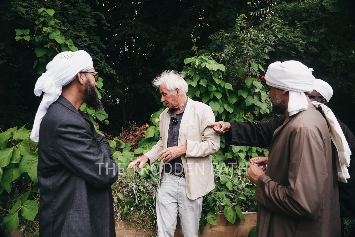 Mustafa_mount's tweet photo. al-Habīb Kazim al-Saqqaf &amp; Shaykh Mohammed Haddamin visit the School of traditional Husbandry headed by Anthony Milroy on the grounds of Mustafa Mount. 
Both scholars shared their in-depth knowledge with the students of husbandry in their respective lands. 
🌱🧅🍅 @Habib_Kazim https://t.co/2L9QIBDM5B