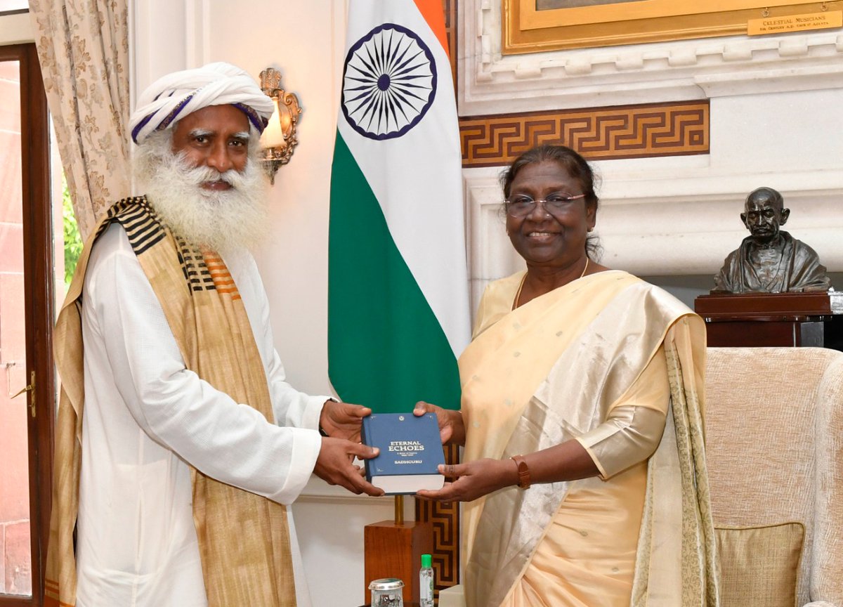 karthikeyanssk's tweet image. A great honor &amp;amp; privilege to meet with Hon’ble President Smt. #DroupadiMurmu. Deeply grateful for the warmth &amp;amp; reception at Rashtrapati Bhavan. 🙏🏾
Much regard and blessings. -Sg