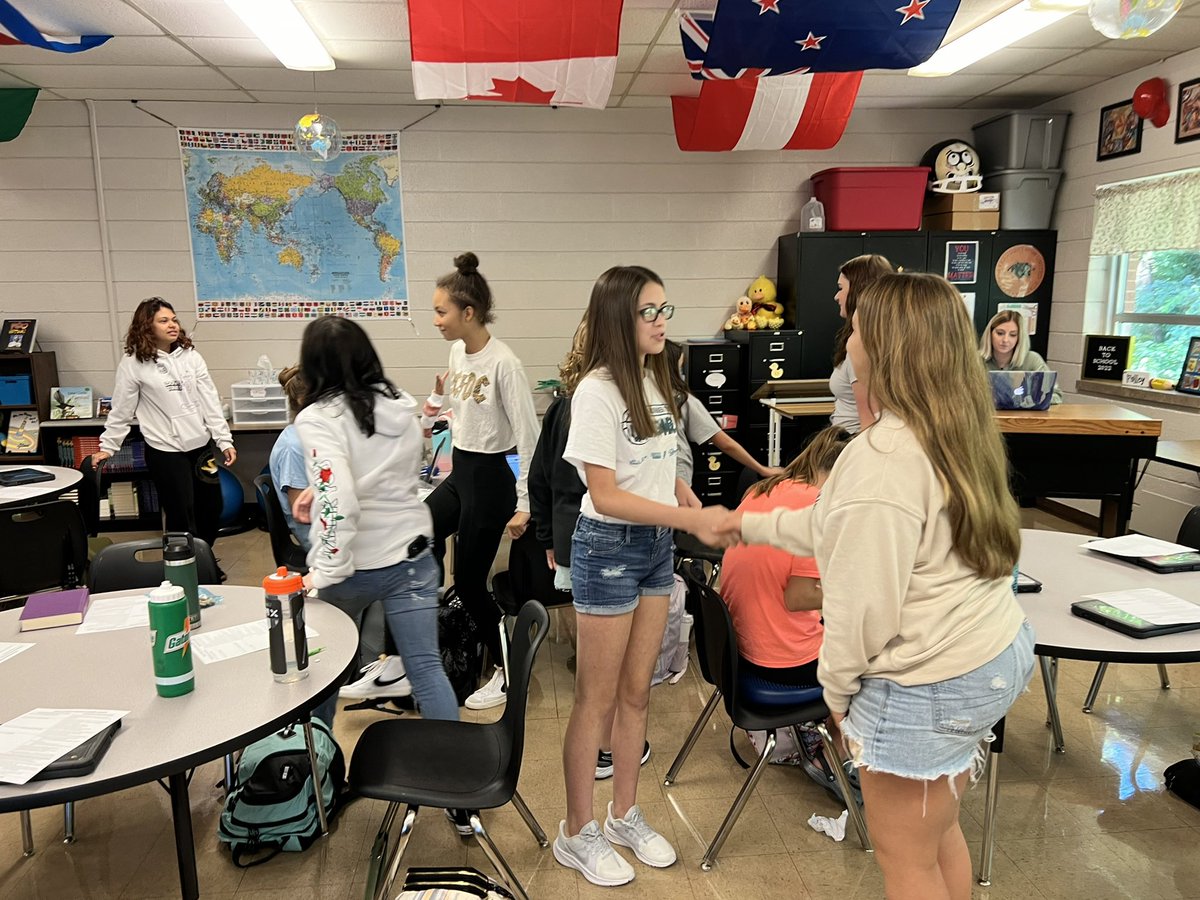 Counselor_STMS's tweet photo. Teaming up with our STMS Leadership Team to provide student-led tours for  incoming new students #leadership #studentled #GoBlackcats @SennThomasMS @Mrs_C_Butcher @miller_tiffanyl https://t.co/cY8GTkvaB5