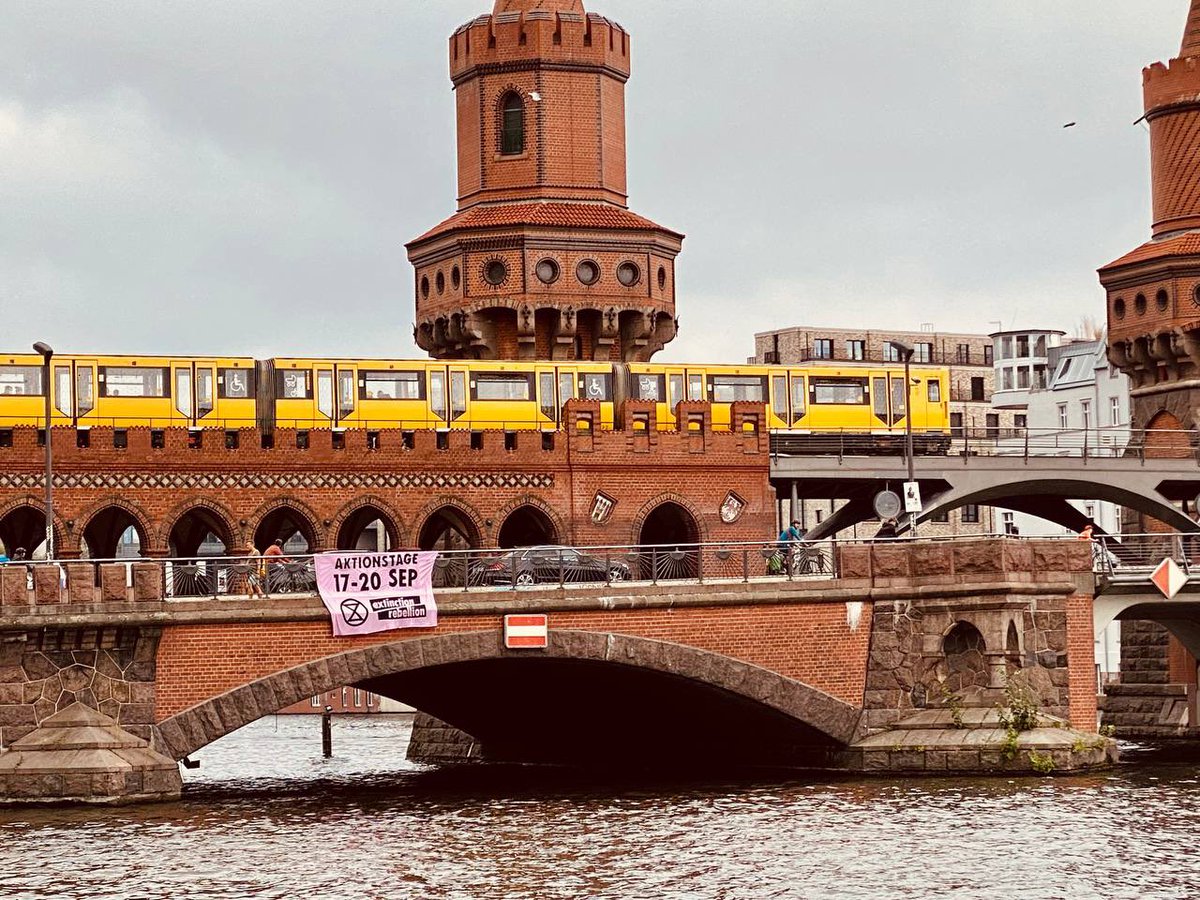 XRBerlin's tweet photo. Wegen technischer Schwierigkeiten hat es das Boot im Anschluss leider nicht zur #ClimateAndBoat-Demo geschafft, aber die Rebels haben sich dann einfach auf anderen Wegen zur #EastSideGallery begeben und dort so wie an der #Oberbaumbrücke zur #HerbstRebellion eingeladen. 🤗

2/3 https://t.co/CtBfYMzhad