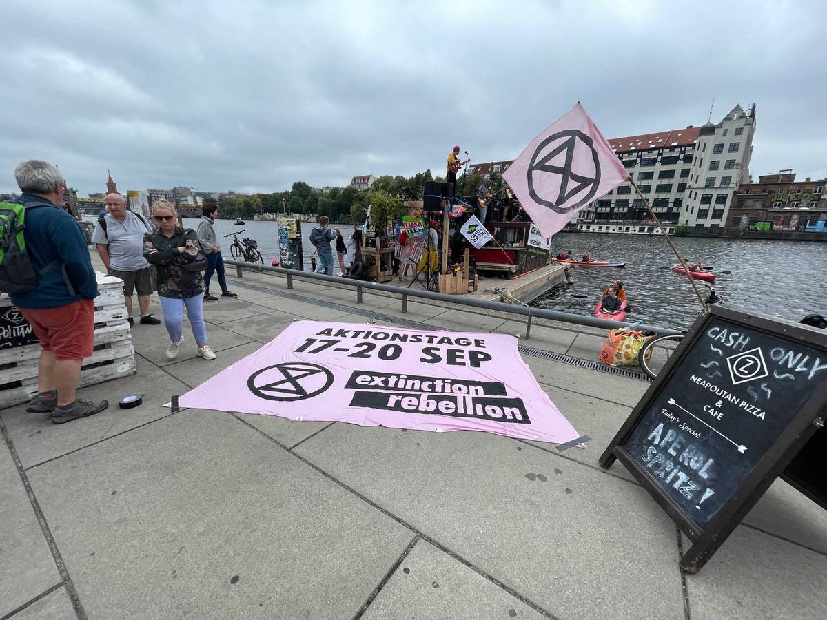 XRBerlin's tweet photo. Wegen technischer Schwierigkeiten hat es das Boot im Anschluss leider nicht zur #ClimateAndBoat-Demo geschafft, aber die Rebels haben sich dann einfach auf anderen Wegen zur #EastSideGallery begeben und dort so wie an der #Oberbaumbrücke zur #HerbstRebellion eingeladen. 🤗

2/3 https://t.co/CtBfYMzhad