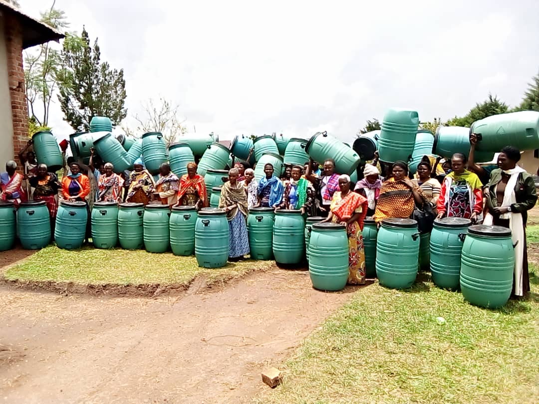 ritahacanda's tweet photo. A Granny's smile is a smile for the entire generation! Water scarcity is a major problem in village settings with hilly areas. @NyakaGlobal has continued to ensure that grandmothers easily access water by providing water harvesting tanks. Thank you for supporting!
@NyakaUganda https://t.co/6JK73rL8E1
