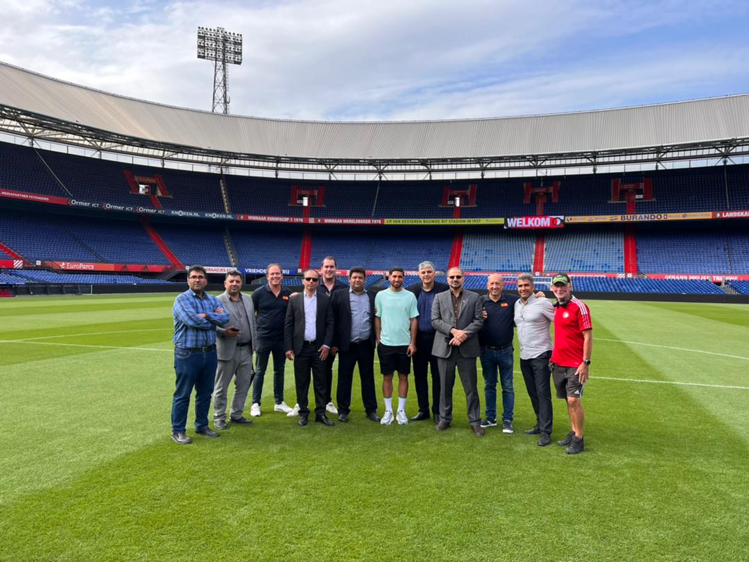 afca_niels1992's tweet photo. Pitch visit at De Kuip in Rotterdam with representatives of @Foolad_club 🇮🇷 Ft. special guest Alireza Jahanbakhsh.

@SGLsystem @xavi_tordera @f_vanbeusekom #SGLsystem https://t.co/sNLYGupPZu