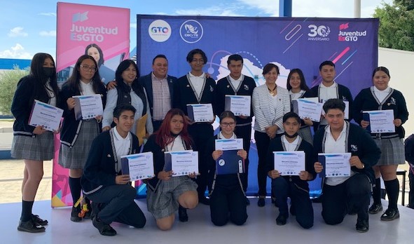 CecytegLeon's tweet photo. Firma de convenio CECyTE Guanajuato y JuventudEs GTO el cual beneficiará a todos los jóvenes que conforman esta comunidad educativa, se hizo entrega del distintivo "Soy Líder Red Jóvenes CECyTEG" a nuestros jefes y nuestras jefas de grupo del 5to. semestre. ¡Enhorabuena! https://t.co/qpQVUSpnP7