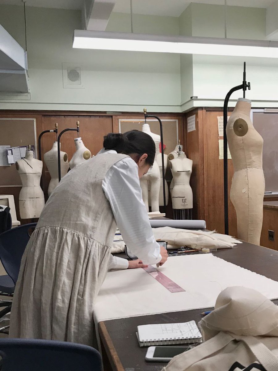 Mary_90127's tweet photo. The daily arrangement makes me feel full of life, and every beautiful piece of clothing is the result of the busyness of so many people        #work #clothing #design #costumedesign #enrichment https://t.co/KZrAofG61o