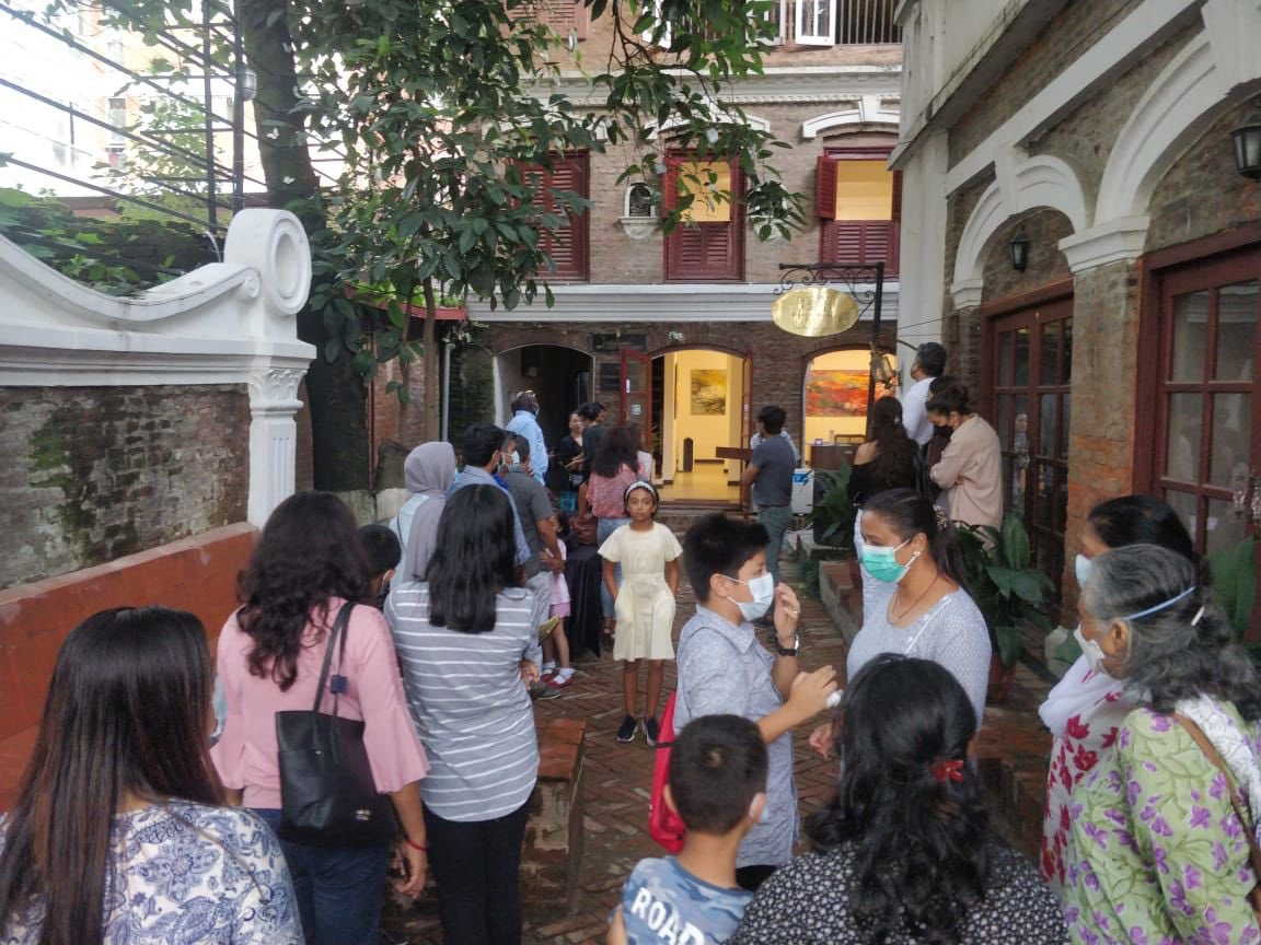 santoshp9's tweet photo. Inauguration of her exhibition, my little one, Krisha but she’s oblivious in her own world and that’s what we want her to be; in her world. The effort is on to give her that space she deserves. https://t.co/2NZpVY56jX