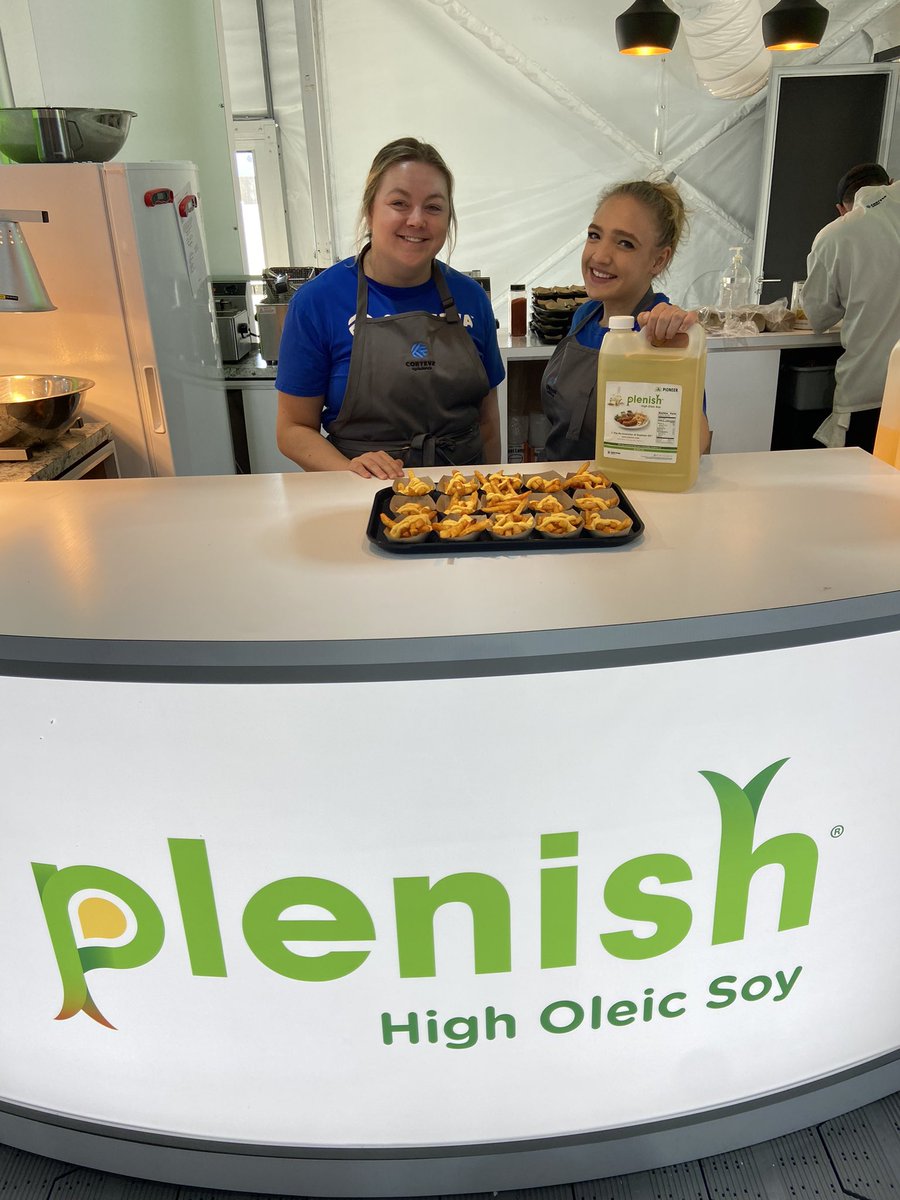SharylPS's tweet photo. @CortevaUS @PioneerSeeds #FPShow Tent 634 - cheesy fries 🍟 cooked in Plenish high oleic oil 😋 https://t.co/4i98VyNlBN