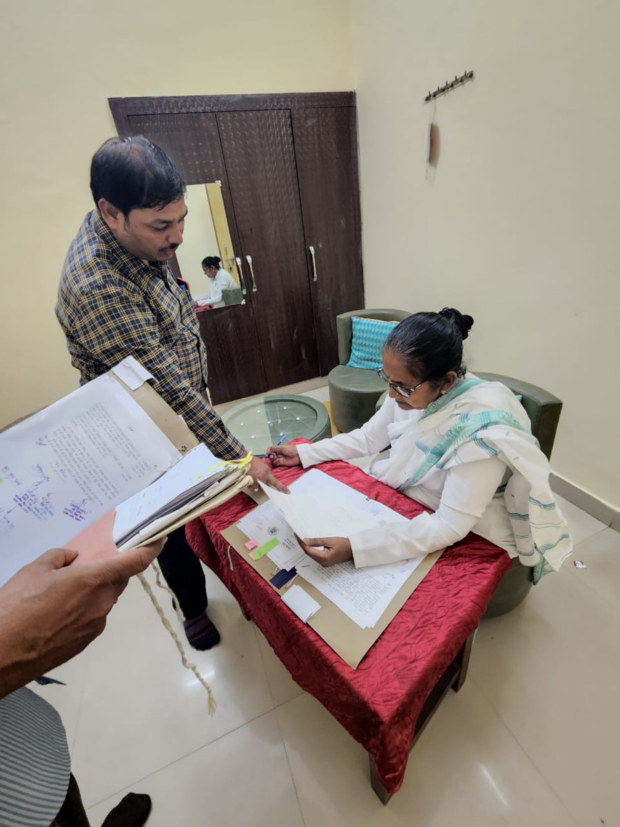 gulabdeviup's tweet photo. आज लखनऊ में विभागीय कार्यों को निस्तारण किया। https://t.co/ODyLrMjReb