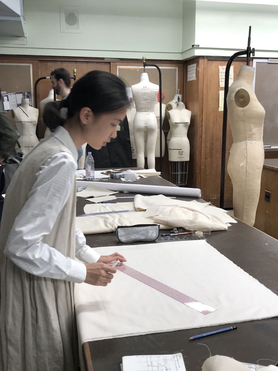 Mary_90127's tweet photo. The daily arrangement makes me feel full of life, and every beautiful piece of clothing is the result of the busyness of so many people        #work #clothing #design #costumedesign #enrichment https://t.co/KZrAofG61o