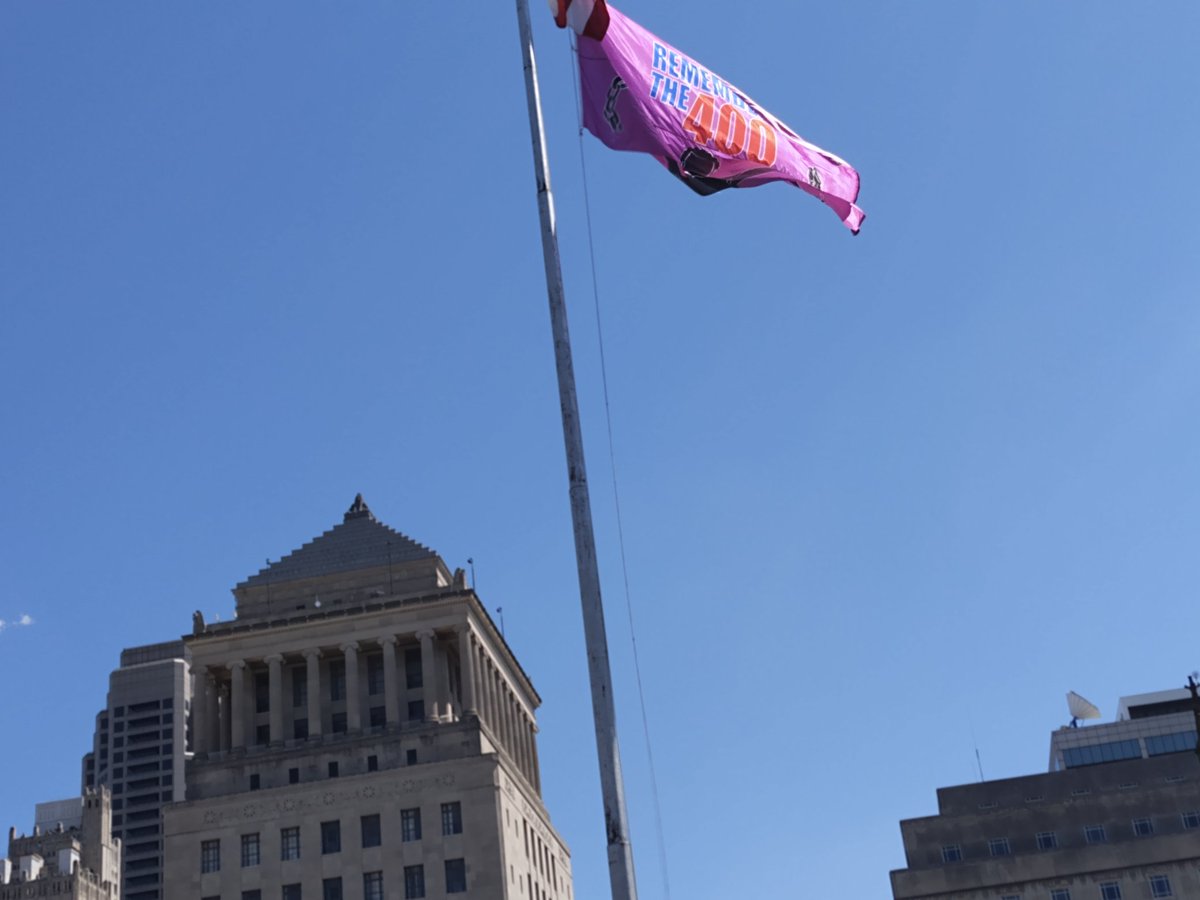 WokeLiLi68's tweet photo. St Louis City Hall
Th pink flag says
Remember th 400
Which obviously is a reference to slavery but I am unfamiliar w this slogan
That reminds me
What th hell is goin on in Mississippi ?
No water ?
WTF
#RememberThe400 https://t.co/XEuVYlrfKB