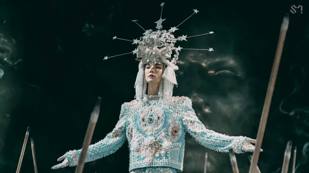 ApShinee's tweet photo. KEY and his  Iconic crowns 😍 #KEY_GASOLINE #SHINee #kibum https://t.co/WMyrR849u7