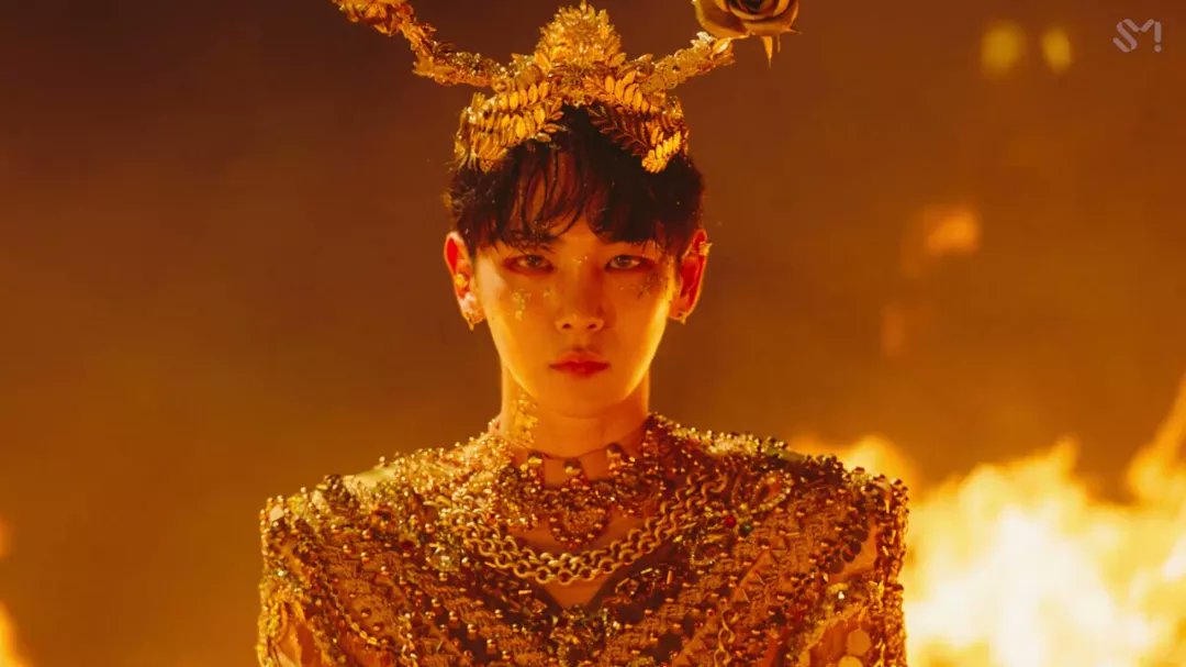 ApShinee's tweet photo. KEY and his  Iconic crowns 😍 #KEY_GASOLINE #SHINee #kibum https://t.co/WMyrR849u7