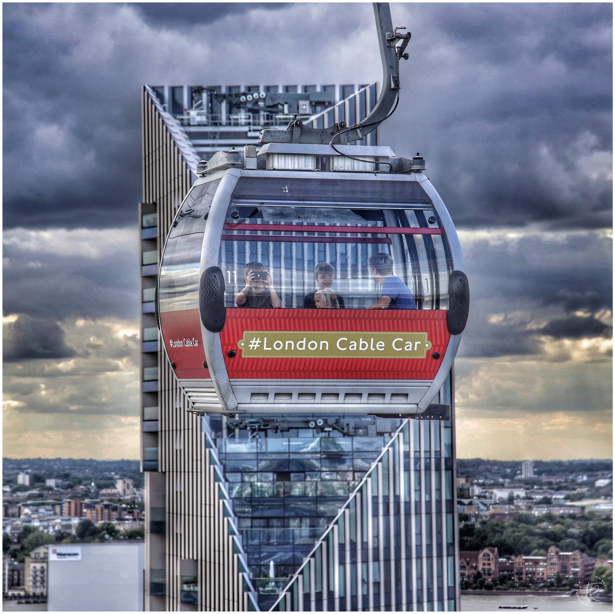 TomRileyImages's tweet photo. #ThePhotoHour #londoncablecar #emiratescablecar #cablecarlondon https://t.co/Wt9WpfuH6y