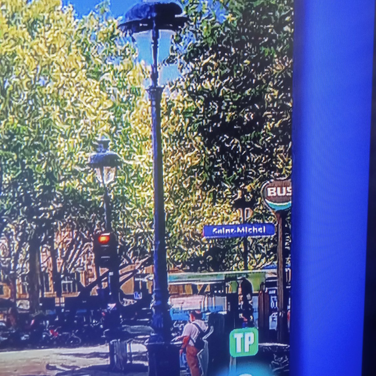 XimoVteVidal's tweet photo. @saberyganar_fan ¿Pueden revisar la imagen que han puesto de la Place Saint Michel? Yo he podido leer el nombre. Aunque seguro que Victoria lo tenía claro https://t.co/KP8H75jlyf