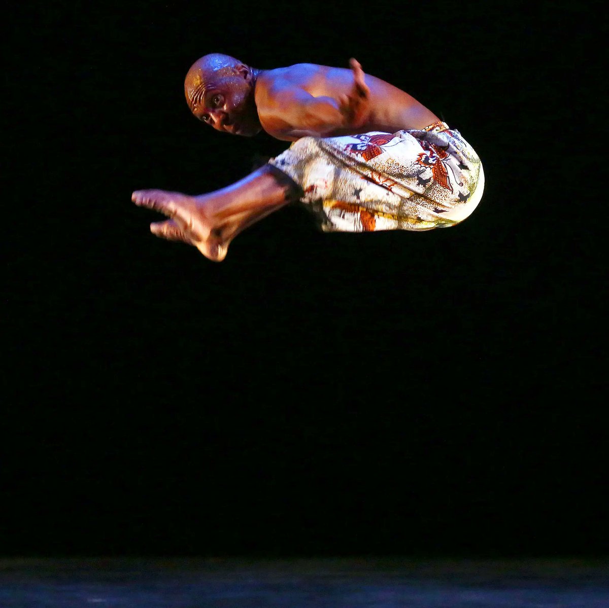 chikaoduah's tweet photo. Vincent Mantsoe is a South African dancer, choreographer, and teacher. He is a descendant of a long line of sangomas (traditional healers). He says he is inspired by his ancestors. 

Photo: Vincent performing in his solo “Gula.” Andrea Mohin/The New York Times https://t.co/hI2gSyFPtC