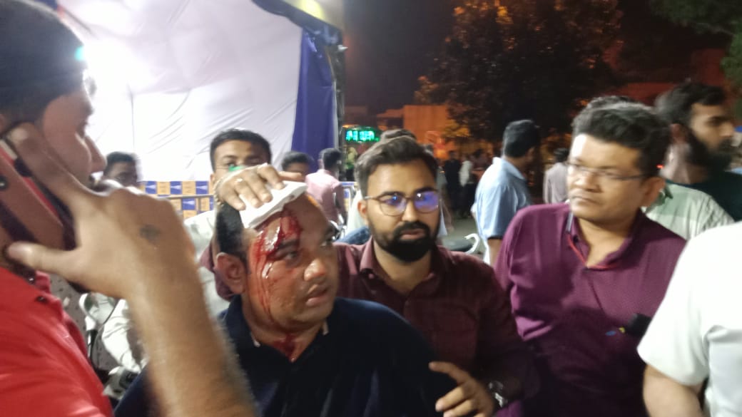 AkshayPatel2972's tweet photo. गुजरात में भाजपा के गुंडोंका राज आम आदमी पार्टीकी  बढ़ रही लोकप्रियता से डरे और बौखलाए हुए  के  द्वारा @AAPGujarat महामंत्री श्री @manoj_sorathiya जी पर सुरत में जानलेवा हमला किया गया..!
@ArvindKejriwal @Gopal_Italia @isudan_gadhvi @SandeepPathak04 @AAPDelhi https://t.co/rqOGXnmzkg