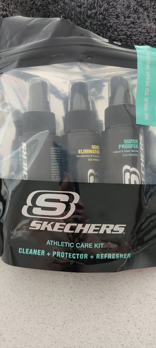 SurenaManosa's tweet photo. @SKECHERSCHILE compré este kit, cuando lo abrí se repetía uno de los productos, fui a solitar el cambio y me dicen que no se puede realizar porque está abierto. Hasta que lo saqué del empaque noté el error, qué procede? 🤔 https://t.co/Zd3xqnxCLL