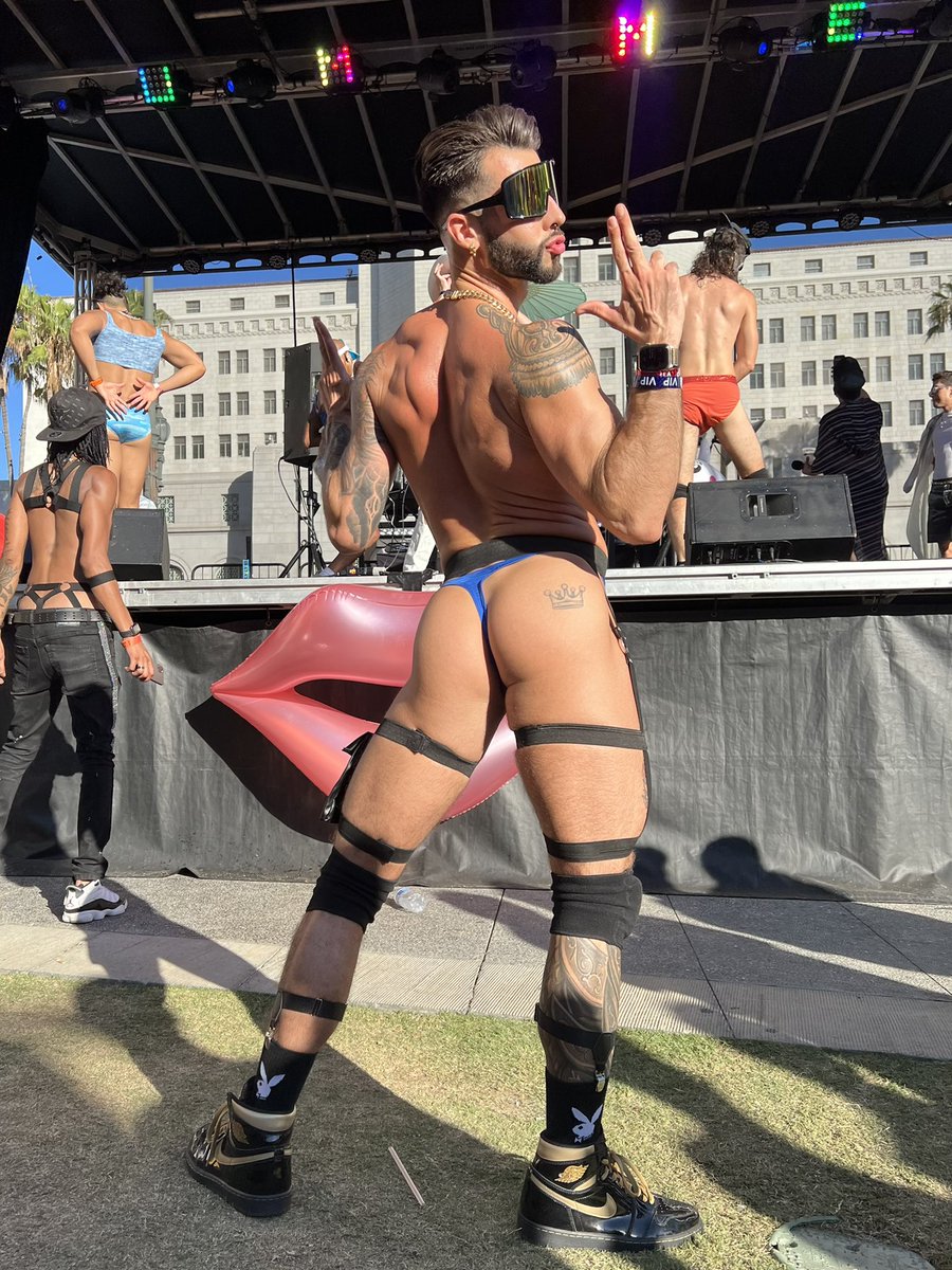 ThePrinceJoshua's tweet photo. Buns out for #DTLAProud 🏳️🌈🤙🏽 https://t.co/FbVU3J67Qu