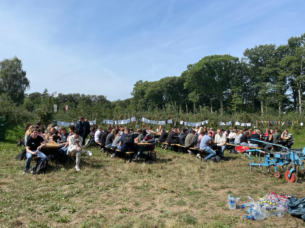 Bonen plukken, onkruid wieden, schoffelen maar ook groentes raden en rauw proeven. Vandaag konden de eerstejaars studenten van de Middelbare Horeca School <a href="/KW1C/">KW1C</a> ( = lid van onze coöperatie) kennismaken met elkaar en 'hun' Herenboerderij. #Herenboeren