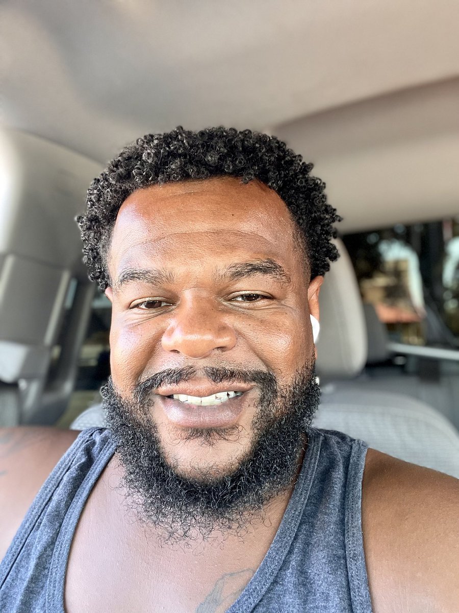 HellaTrackz's tweet photo. Fellas it’s ok to smile. It actually feels good 💪🏾 https://t.co/wBCS2cAN88