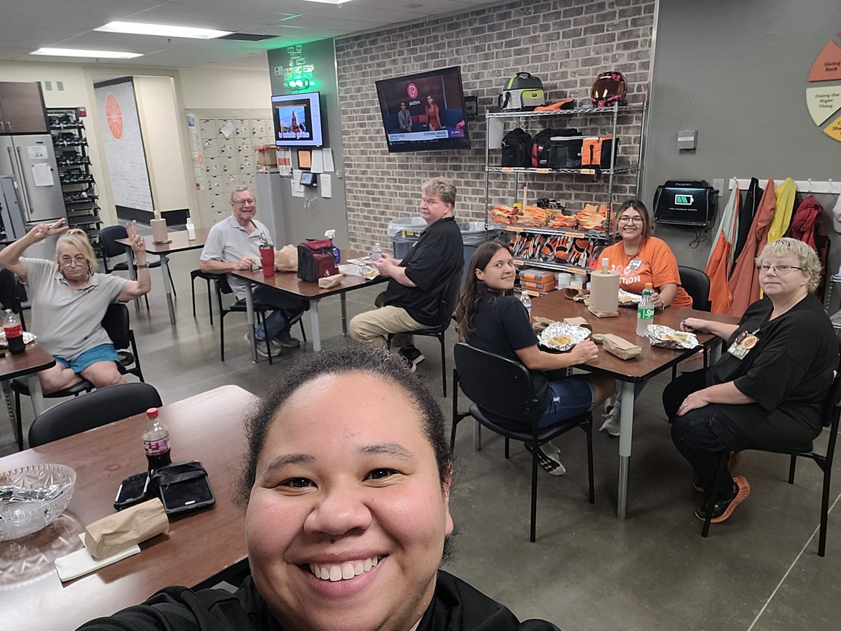 Crystal30011201's tweet photo. Today marks 4,200 days of OSHA Free on MET team. (11 1/2 years) Safety is our priority. Great job MET 6539. @Phillip6530 @chance_lowry @chuckearp11 @guillory86 @HRMThomasTHD https://t.co/LU8zAjPgb3