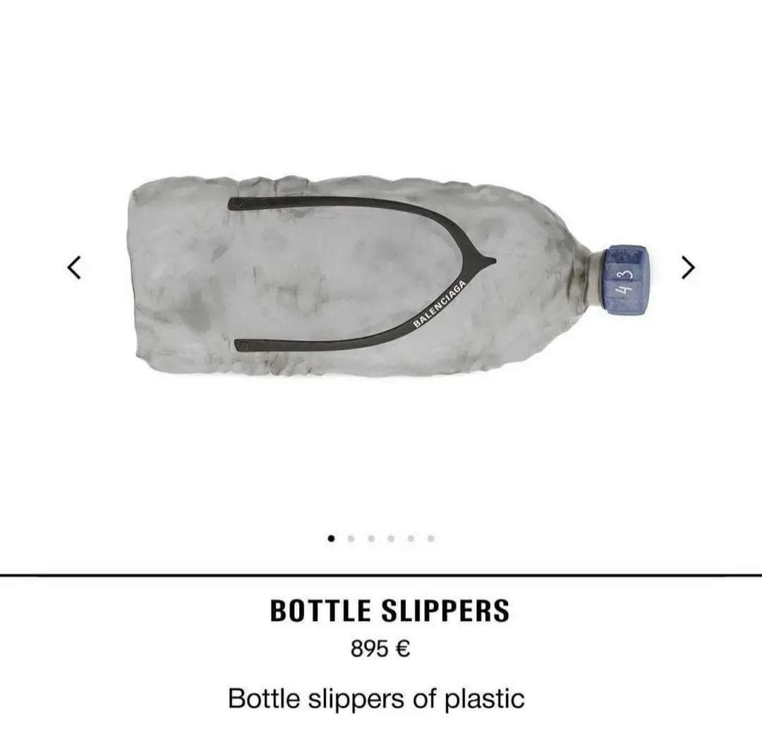 HelalYolcusu's tweet photo. Balenciaga binlerce lira bayılarak fakir gibi ortalıkta dolaşacağımız pet şişe görünümlü terlik tasarlamış...

Fiyatı: 895 €
~
Açlık sorunu görgüsüzler yüzünden var. https://t.co/S9jgWvctrJ