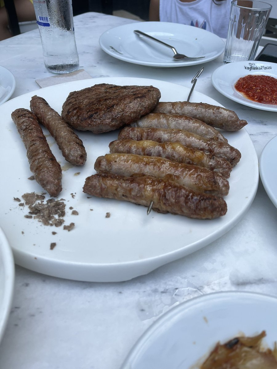 nerdeneye's tweet photo. Bursa’da nerde yiyelim diye düşünürken rotamızı gurmelerin de önerdiği restorana çevirdik. Kayhan köftecisi #100yil #ZaferYolu #TEKNOFEST #ogretmenlergozaltinda #yemek #kayhanköftecisi #yemek #bursa #köfte @kayhankoftecisi @nihatsırdar https://t.co/hKkhsSKMw8