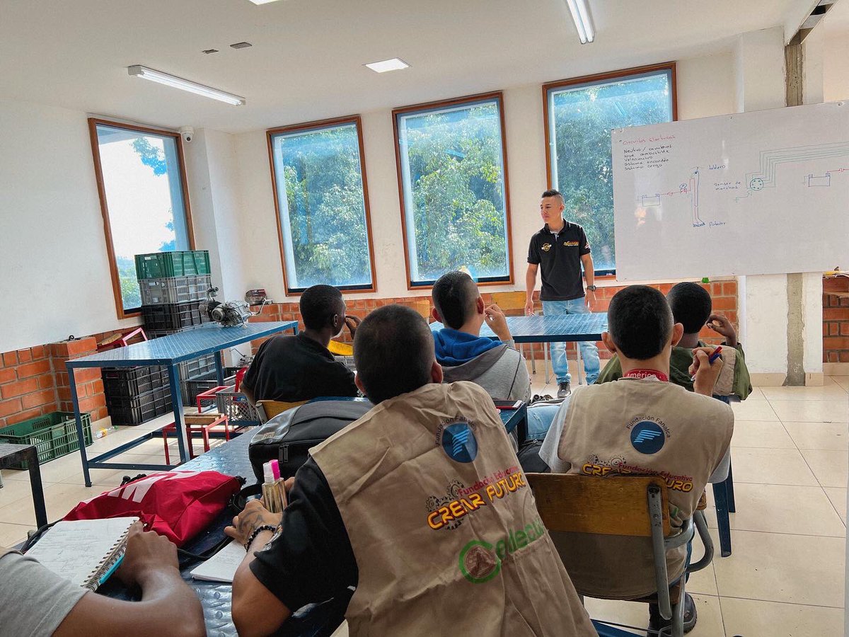 cedecurorg's tweet photo. Estamos formando a 35 jóvenes entre hombres y mujeres en el curso técnico en Mantenimiento y Reparación de Motocicletas🏍🔧
Esta iniciativa reúne los esfuerzos de @FunFanalca Crear Futuro @cedecurorg y busca favorecer las oportunidades laborales de los jóvenes✨ https://t.co/A41I4o9pQy