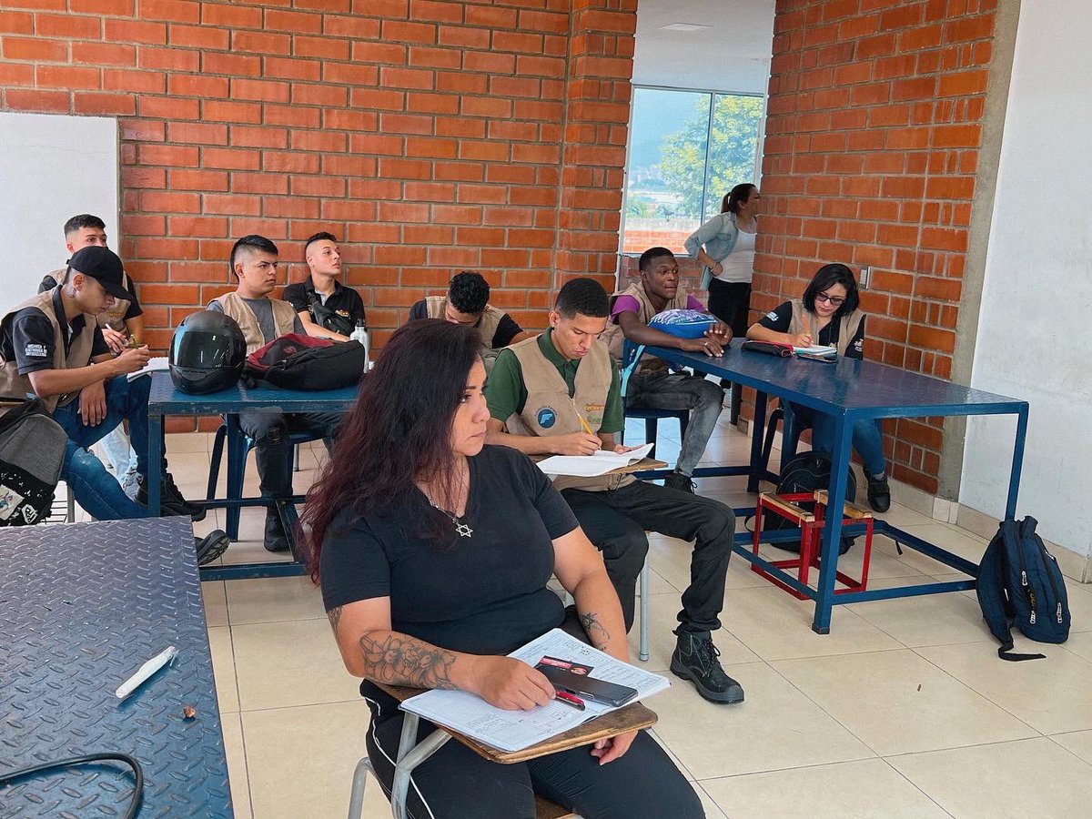 cedecurorg's tweet photo. Estamos formando a 35 jóvenes entre hombres y mujeres en el curso técnico en Mantenimiento y Reparación de Motocicletas🏍🔧
Esta iniciativa reúne los esfuerzos de @FunFanalca Crear Futuro @cedecurorg y busca favorecer las oportunidades laborales de los jóvenes✨ https://t.co/A41I4o9pQy