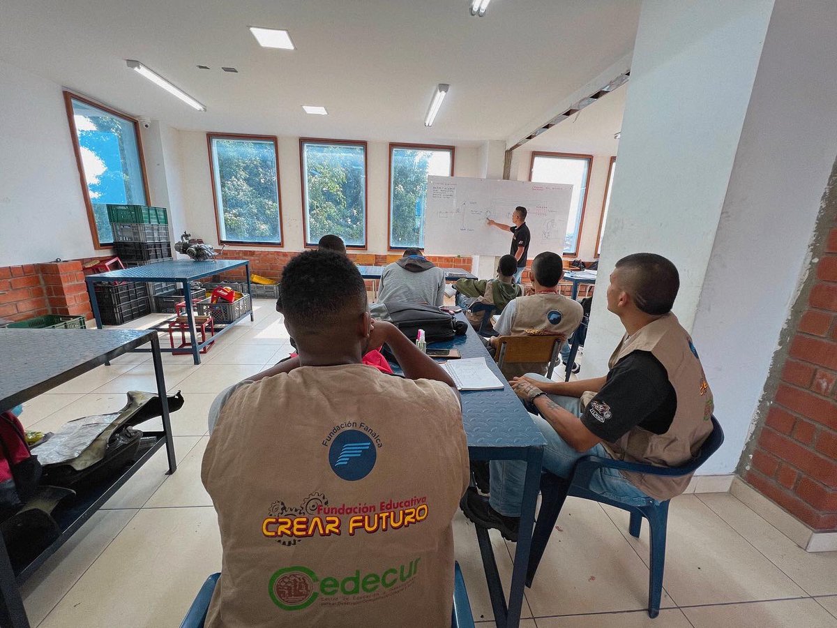 cedecurorg's tweet photo. Estamos formando a 35 jóvenes entre hombres y mujeres en el curso técnico en Mantenimiento y Reparación de Motocicletas🏍🔧
Esta iniciativa reúne los esfuerzos de @FunFanalca Crear Futuro @cedecurorg y busca favorecer las oportunidades laborales de los jóvenes✨ https://t.co/A41I4o9pQy