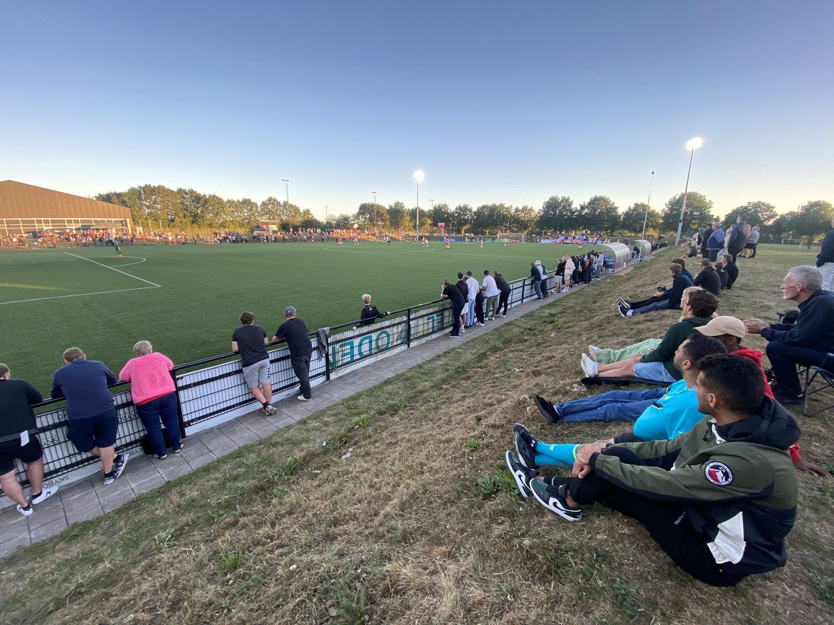 BuchHockeydk's tweet photo. Pokalkamp i Marienlyst. Vejle foran 2-0. Det behager, løst vurderet 3/4 af det idylliske stadion nord for Odense centrum. #bmvb #pokalen https://t.co/OSH4eEAqv7