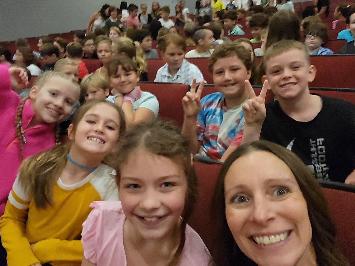 CHCSprincipal's tweet photo. Welcome back to CHCS! #firstdayfun https://t.co/0l4CpoiOb9