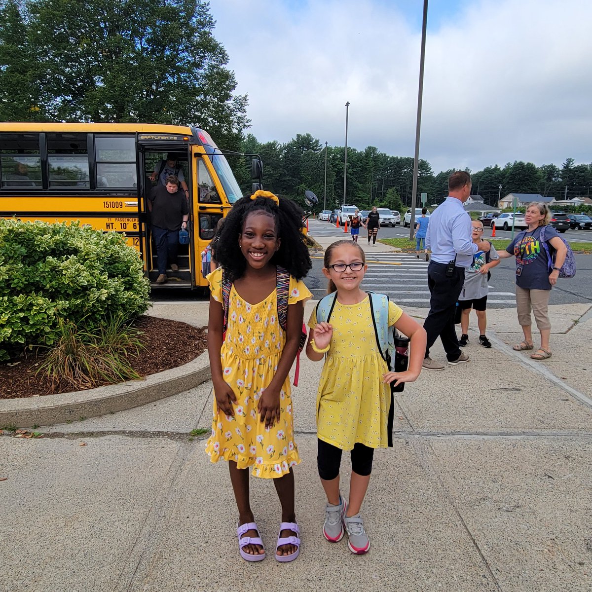 CHCSprincipal's tweet photo. Welcome back to CHCS! #firstdayfun https://t.co/0l4CpoiOb9