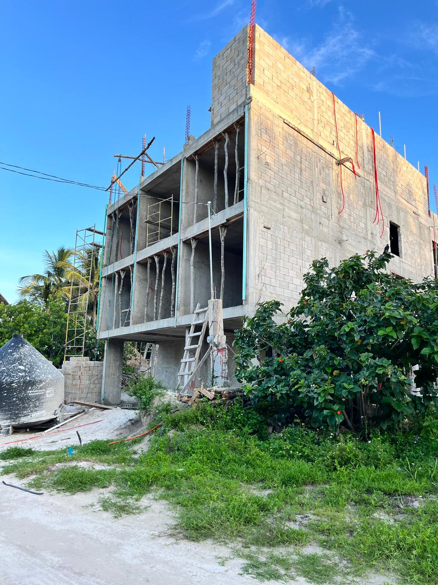 infolliteras's tweet photo. Más construcciones abusivas en El Cuyo. 4 pisos en vez de los reglamentarios 3. Como el encargado del despacho de la @SEMARNAT_mx ya permitió un edificio de 7 pisos en una población donde prevalecen las casas de veraneo de 1 piso, ahora muchos hacen lo quieren #Tizimín #Yucatán https://t.co/h9T4qbjkvt